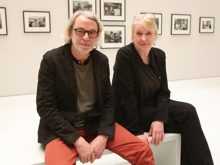 Die Fotografen Ute und Werner Mahler posieren am 10.04.2014 in den Deichtorhallen in Hamburg vor Arbeiten aus der Serie "Zusammenleben" 1972-1988.