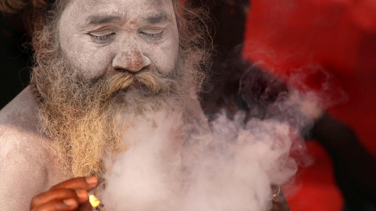 Ein indischer Mönch bereitet sich für ein Ritual vor. Ein indischer Mönch bereitet sich für ein Ritual vor.