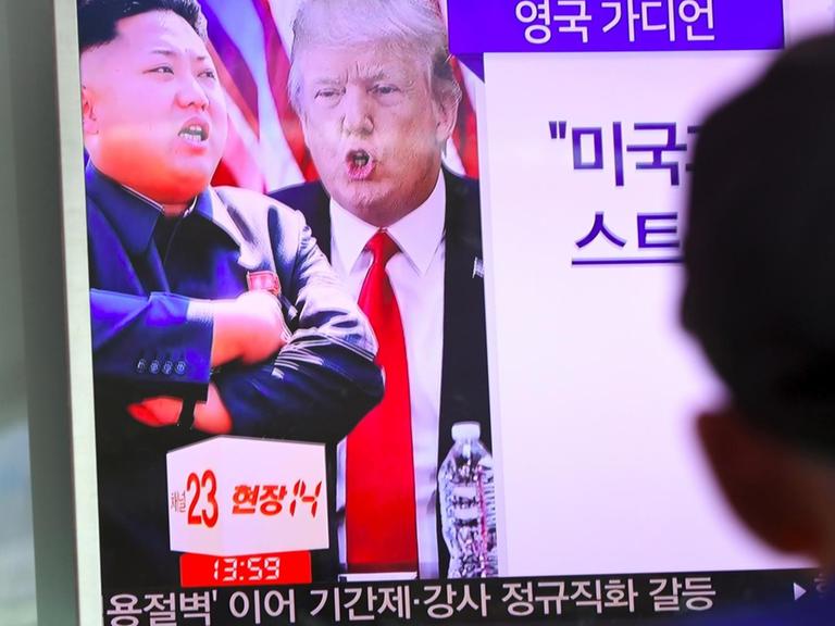 Eine Nachrichtensendung im Fernsehen zeigt einen Bericht über US-Präsident Donald Trump und Nordkoreas Machthaber Kim