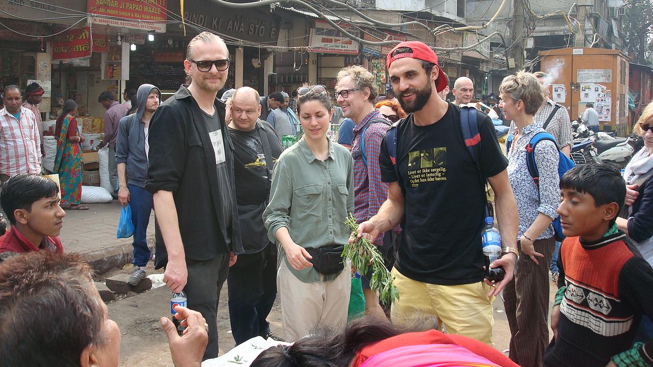 Das Schaubühnen-Team auf Tour durch Old Dehli: Thomas Ostermeier, Eva Meckbach, Thomas Bading, Renato Schuch (von links) Das Schaubühnen-Team auf Tour durch Old Dehli: Thomas Ostermeier, Eva Meckbach, Thomas Bading, Renato Schuch (von links)