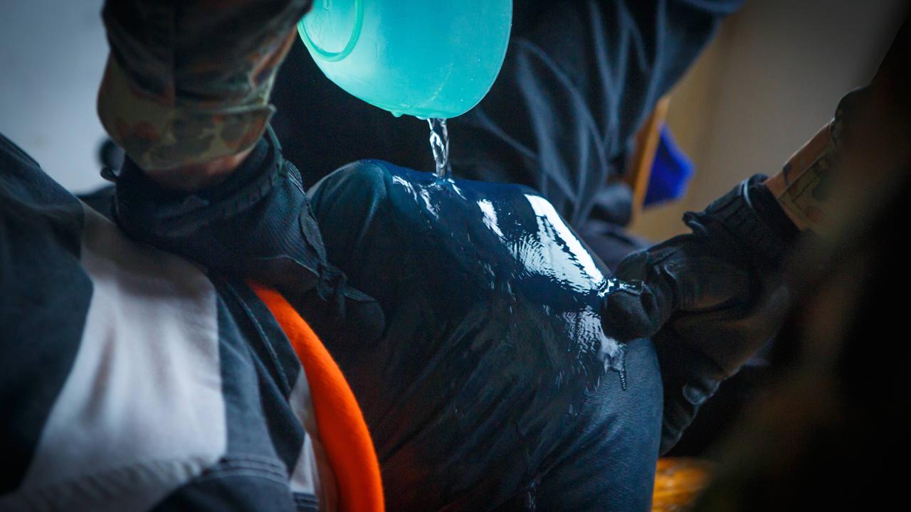 Symbolbild Waterboarding: Als "Waterboarding" wird ein simuliertes Ertränken bezeichnet. Symbolbild Waterboarding: Als "Waterboarding" wird ein simuliertes Ertränken bezeichnet.