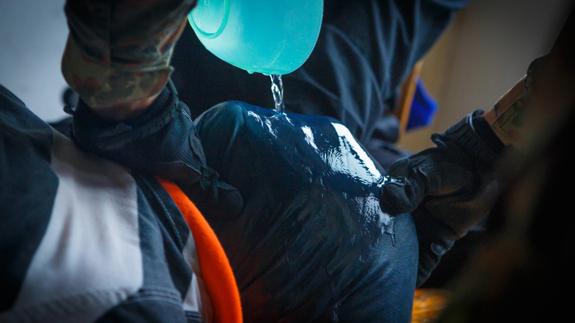 Symbolbild Waterboarding: Als "Waterboarding" wird ein simuliertes Ertränken bezeichnet. Symbolbild Waterboarding: Als "Waterboarding" wird ein simuliertes Ertränken bezeichnet.