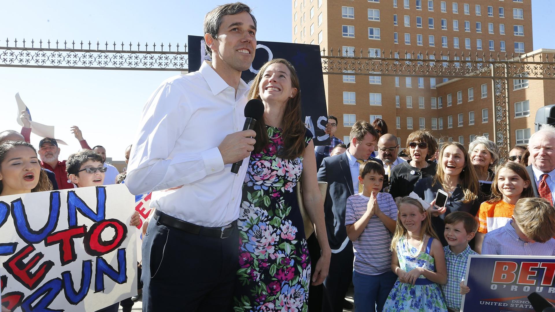 Der Senatskandidat der Demokraten in Texas, Beto O'Rourke, mit seiner Frau während der Auftaktveranstaltung seines Wahlkampfs in El Paso, im US-Bundeststaat Texas, 2017. Der Senatskandidat der Demokraten in Texas, Beto O'Rourke, mit seiner Frau während der Auftaktveranstaltung seines Wahlkampfs in El Paso, im US-Bundeststaat Texas, 2017.
