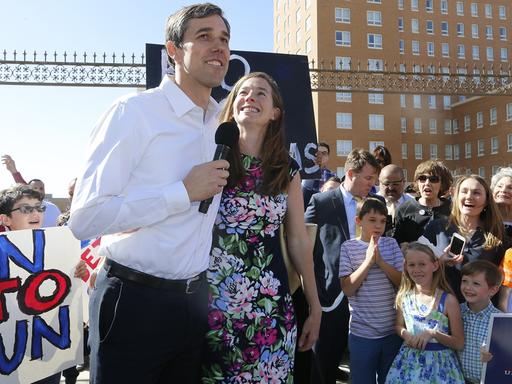 Der Senatskandidat der Demokraten in Texas, Beto O'Rourke, mit seiner Frau während der Auftaktveranstaltung seines Wahlkampfs in El Paso, im US-Bundeststaat Texas, 2017.
