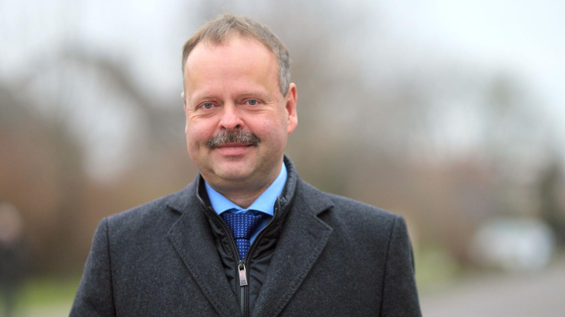Wulf Gallert, Spitzenkandidat der Partei Die Linke geht am 13.03.2016 in Magdeburg (Sachsen-Anhalt) zum Wahllokal. Wulf Gallert, Spitzenkandidat der Partei Die Linke geht am 13.03.2016 in Magdeburg (Sachsen-Anhalt) zum Wahllokal.