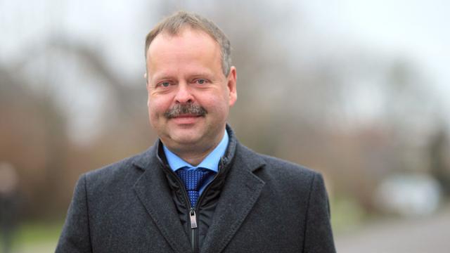 Wulf Gallert, Spitzenkandidat der Partei Die Linke geht am 13.03.2016 in Magdeburg (Sachsen-Anhalt) zum Wahllokal.