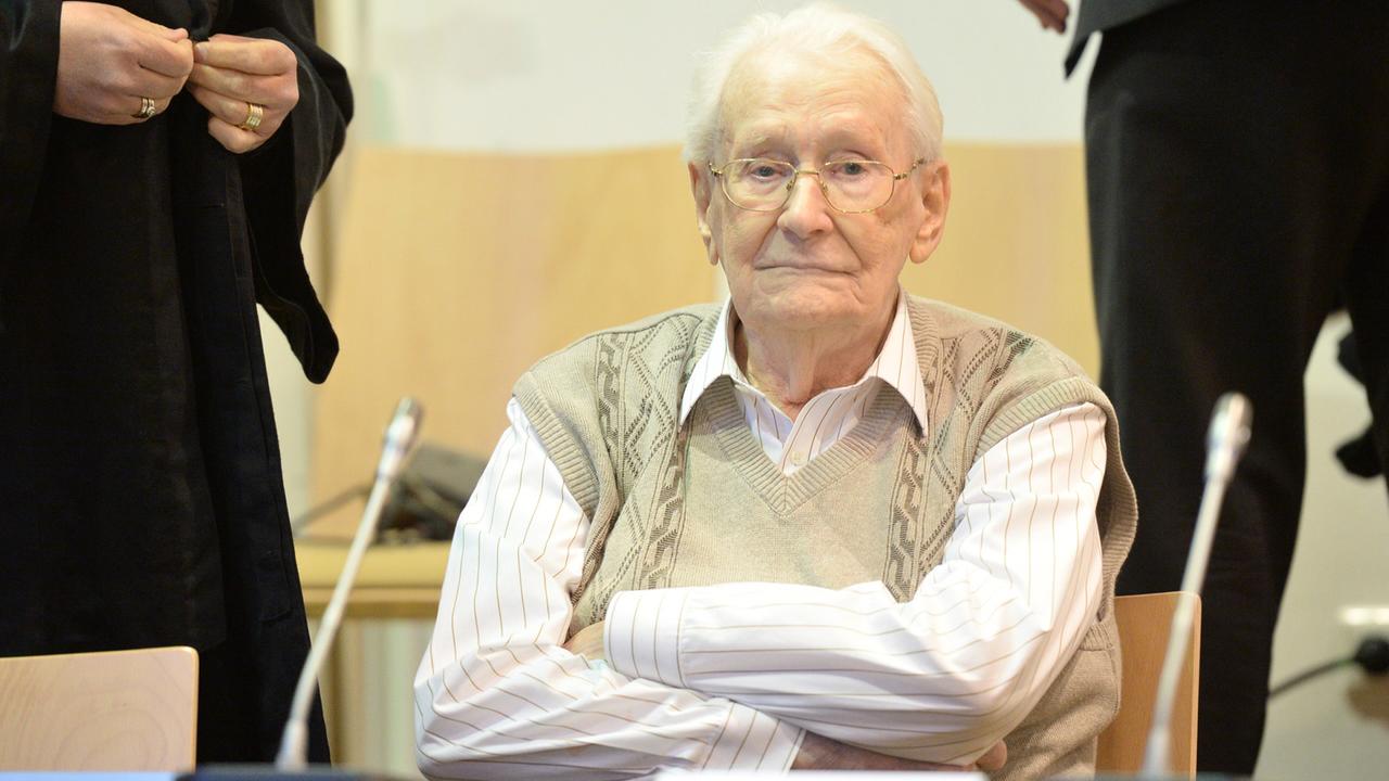 Der Angeklagte Oskar Gröning sitzt am 21.4.2015 im Gerichtsaal in Lüneburg. Die Anklage wirft ihm Beihilfe zum Mord im Konzentrationslager Auschwitz vor.