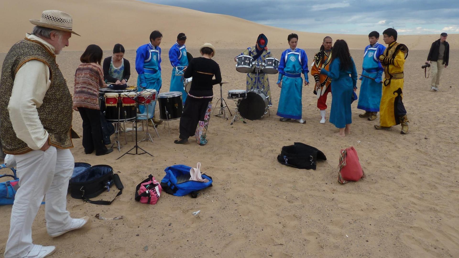 Bernhard Wulff in der Wüste Gobi im Gespräch mit mongolischen Musikern