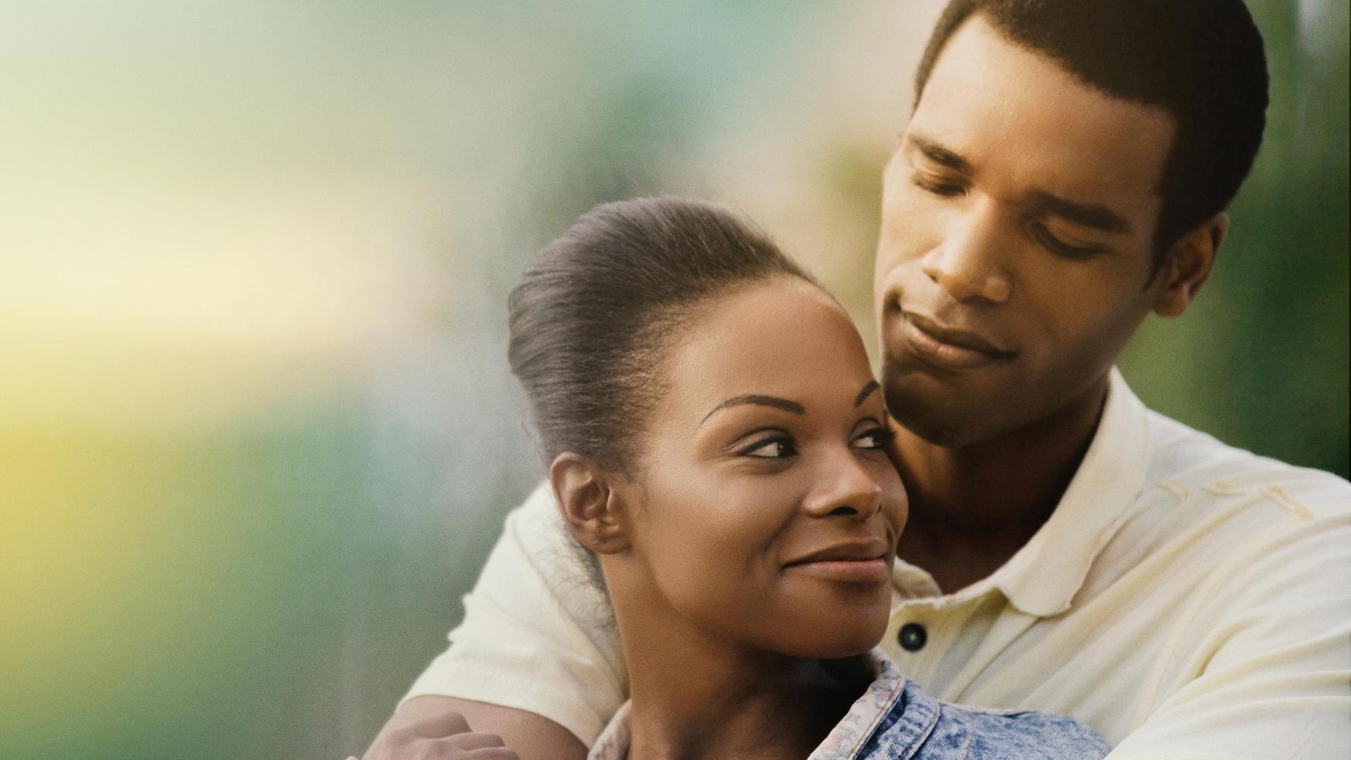 Barack Obama (Parker Sawyers) umarmt Michelle Robinson (Tika Sumpter) bei ihrem ersten Date im Film "My First Lady" Barack Obama (Parker Sawyers) umarmt Michelle Robinson (Tika Sumpter) bei ihrem ersten Date im Film "My First Lady"