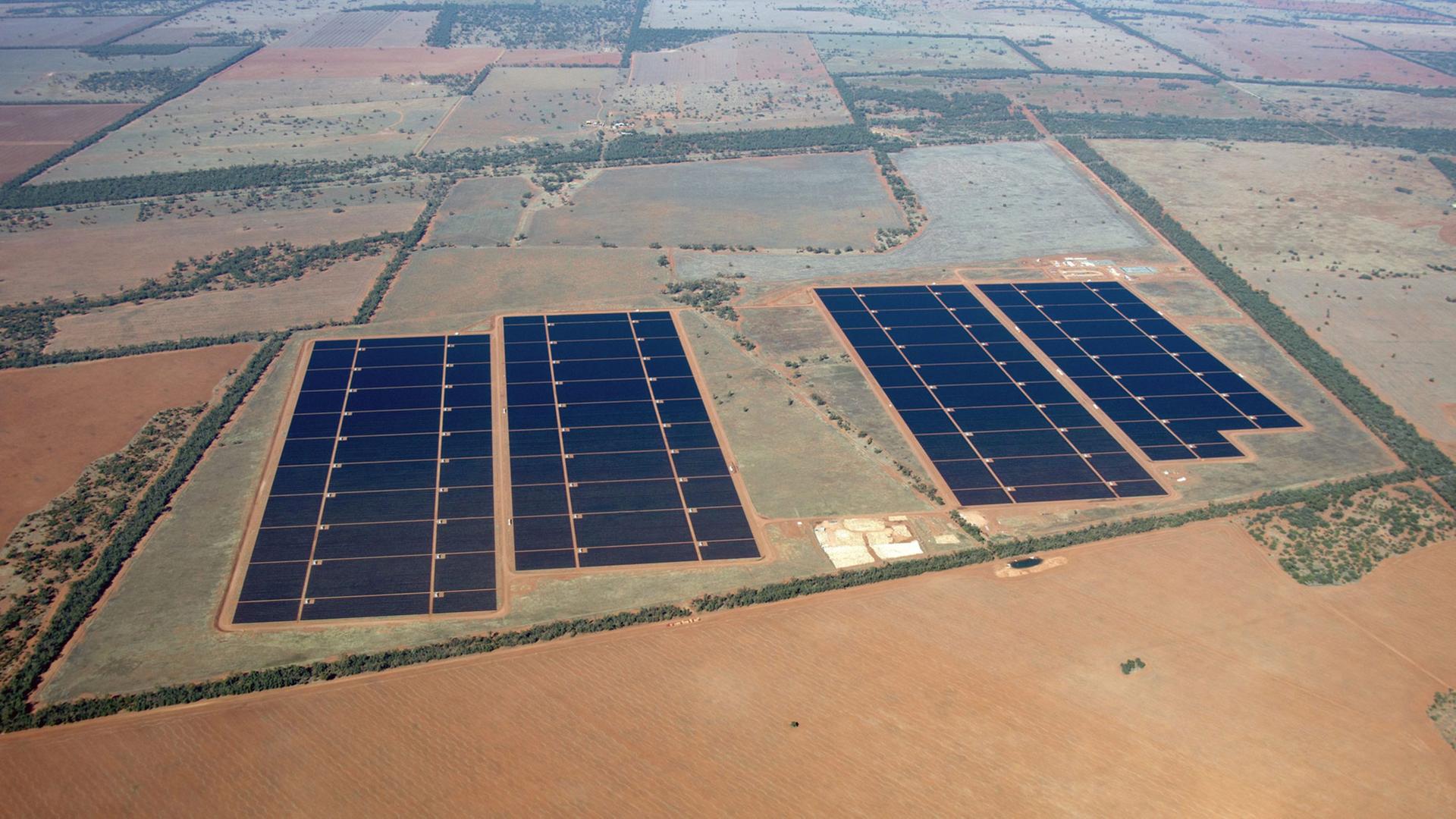 Eine Solaranlage in New South Wales, Australien, die 155 Megawatt Strom für mehr als 50.000 Haushalte produzieren soll. Eine Solaranlage in New South Wales, Australien, die 155 Megawatt Strom für mehr als 50.000 Haushalte produzieren soll.
