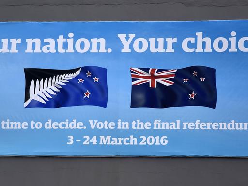 Ein Plakat in Wellington wirbt für das Referendum über die neuseeländische Nationalflagge.