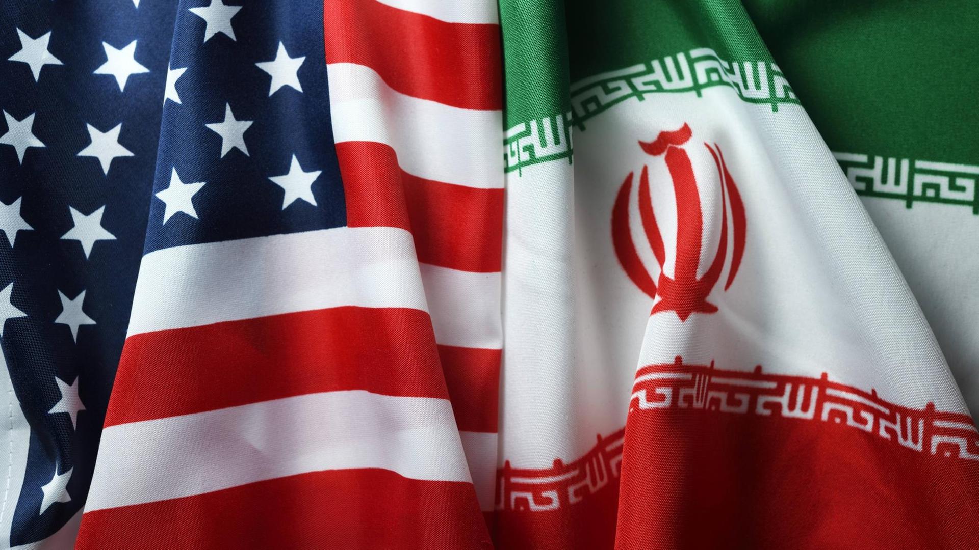 Die Fahne der USA neben der Fahne des Iran