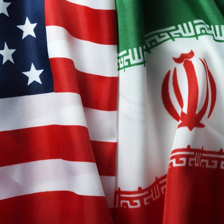 Die Fahne der USA neben der Fahne des Iran