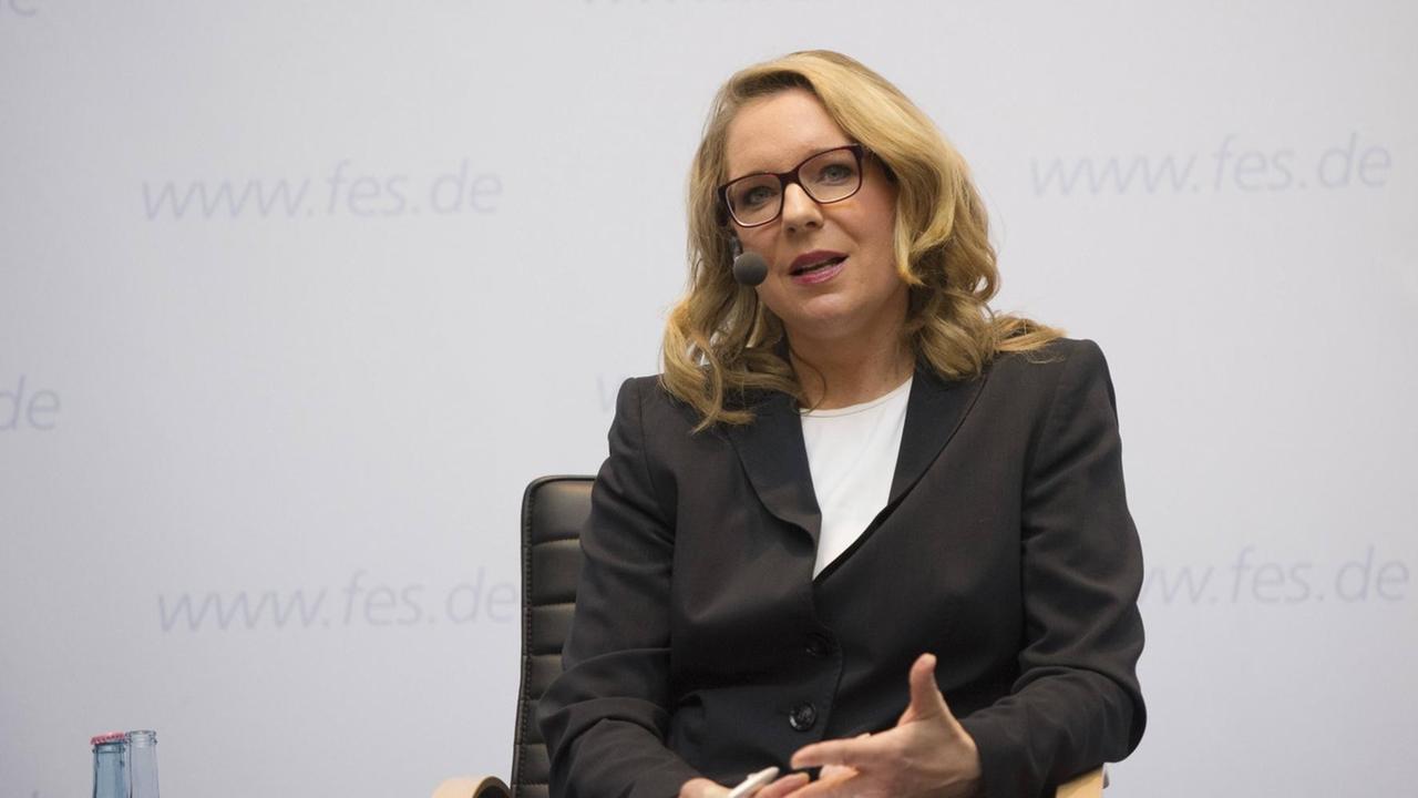 Claudia Kemfert, Leiterin der Abteilung Energie, Verkehr, Umwelt am DIW Berlin, beim Willy-Brandt-Gespräch im Mai 2016. Claudia Kemfert, Leiterin der Abteilung Energie, Verkehr, Umwelt am DIW Berlin, beim Willy-Brandt-Gespräch im Mai 2016.