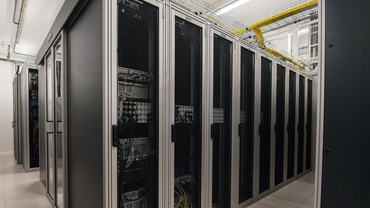 Mehrere Schrankreihen mit Servern stehen in Frankfurt in den gutgesicherten Räumen der Firma DE-CIX