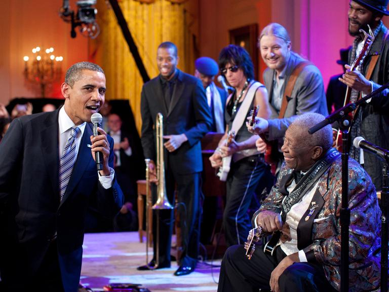 US-Präsident Barack Obama singt "Sweet home Chicago" bei einem Konzertabend im Weißen Haus, beifällig verfolgt von Blues-Legende B. B. King (rechts)