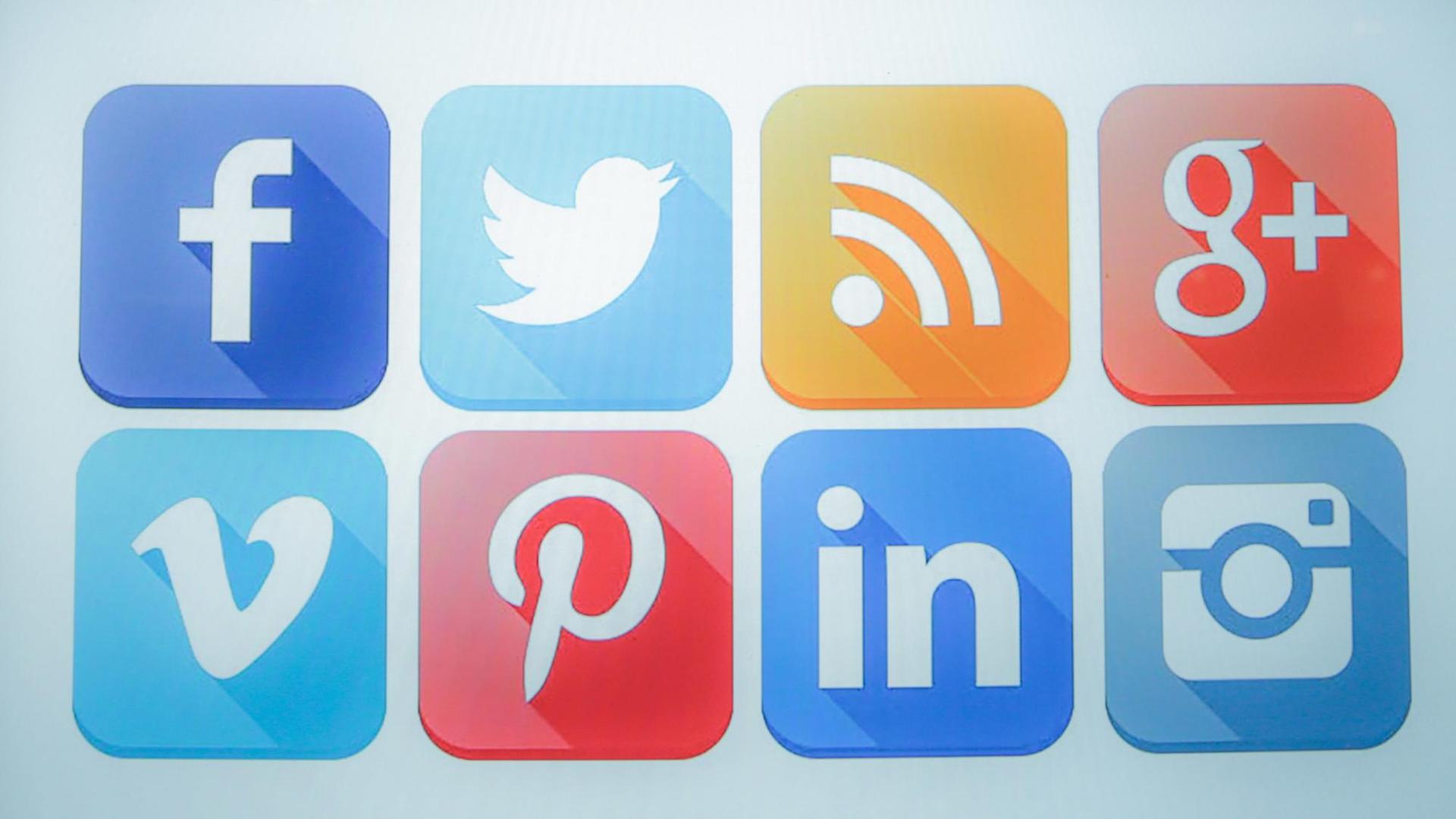 Social-Media-Icons auf einem Notebook Social-Media-Icons auf einem Notebook