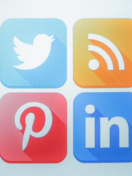 Social-Media-Icons auf einem Notebook