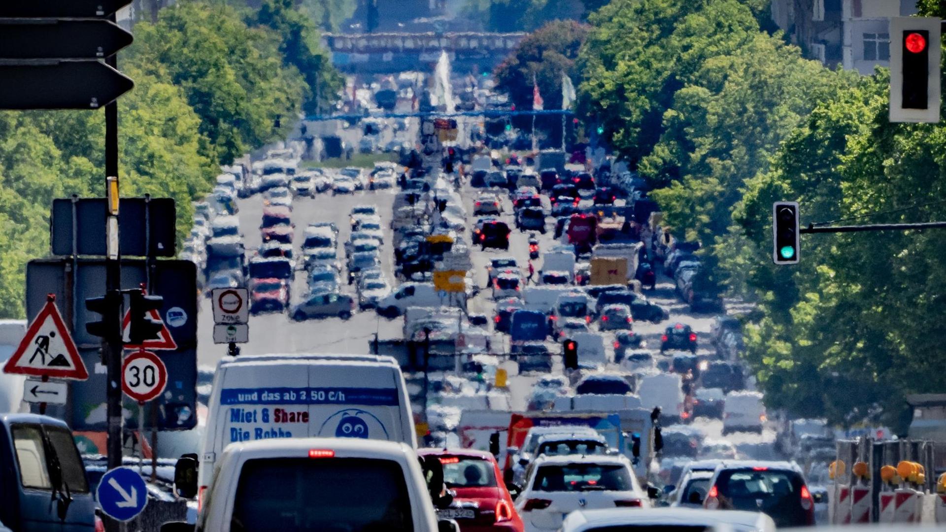 Blick auf den Kaiserdamm in Berlin, auf dem zahlreiche Autos fahren. Blick auf den Kaiserdamm in Berlin, auf dem zahlreiche Autos fahren.