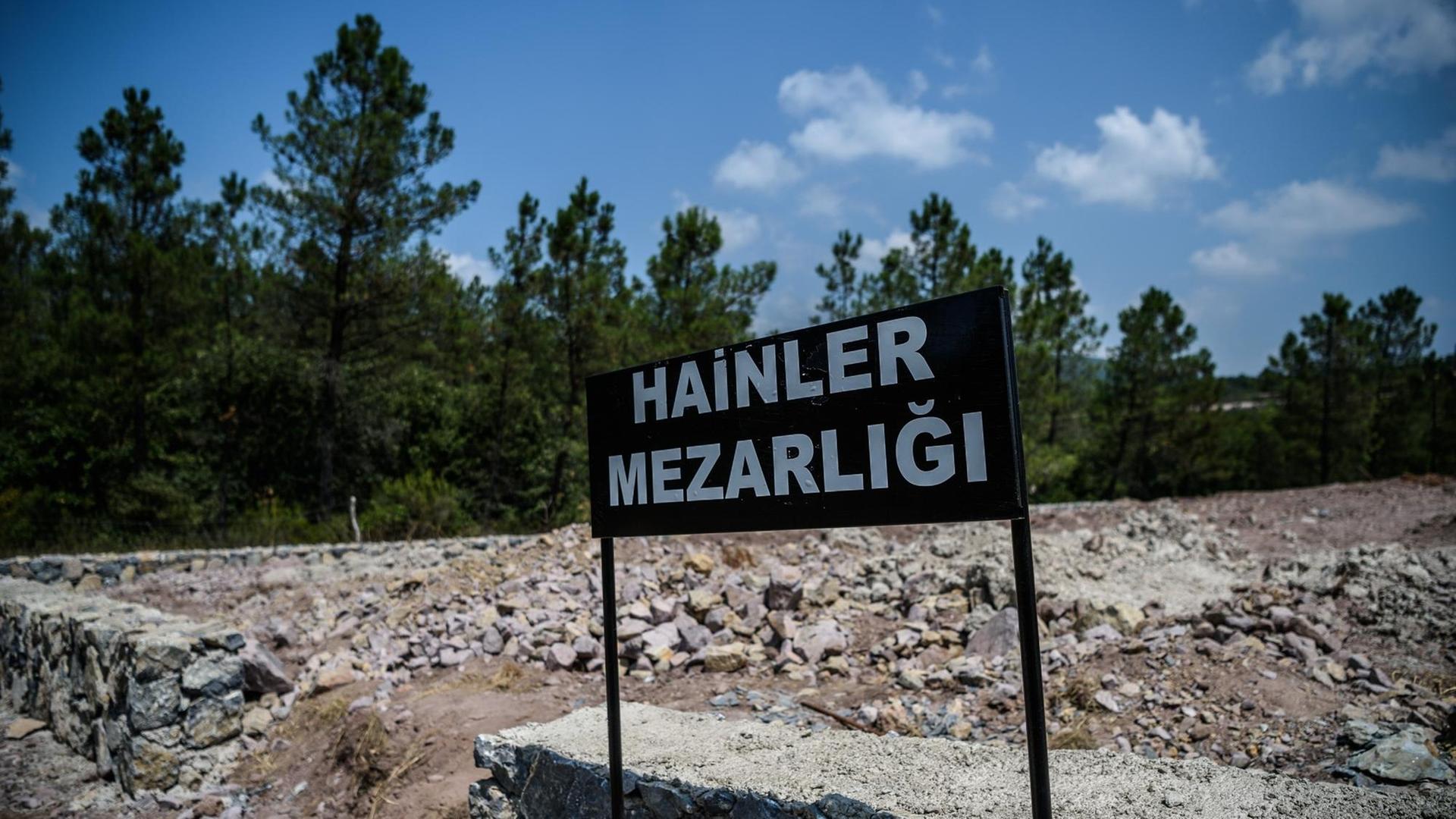 Eingangsschild zum 'Friedhof der Verräter' im Bezirk Pendik, am Stadtrand Istanbuls. Nach Aussagen des Istanbuler Oberbürgermeisters Kadir Topbas sollen hier 'Putschisten und Landesverräter' des gescheiterten Militärputsches vom 15. Juli 2016, ohne die im Islam übliche Begräbniszeremonie begraben werden. Eingangsschild zum 'Friedhof der Verräter' im Bezirk Pendik, am Stadtrand Istanbuls. Nach Aussagen des Istanbuler Oberbürgermeisters Kadir Topbas sollen hier 'Putschisten und Landesverräter' des gescheiterten Militärputsches vom 15. Juli 2016, ohne die im Islam übliche Begräbniszeremonie begraben werden.