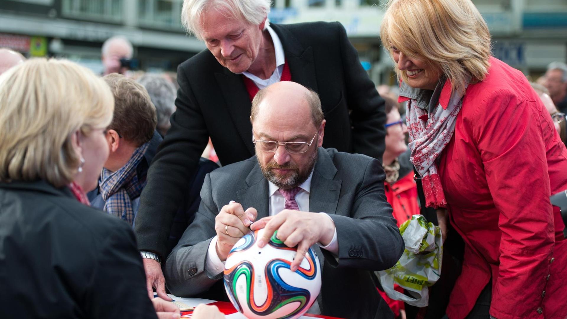 Der Spitzenkandidat der SPD für die Europawahl, Martin Schulz (M) und die nordrhein-westfälische Ministerpräsidentin Hannelore Kraft (l) schreiben am 02.05.2014 in Dortmund (Nordrhein-Westfalen) auf einer Wahlveranstaltung ihrer Partei Autogramme. Der Spitzenkandidat der SPD für die Europawahl, Martin Schulz (M) und die nordrhein-westfälische Ministerpräsidentin Hannelore Kraft (l) schreiben am 02.05.2014 in Dortmund (Nordrhein-Westfalen) auf einer Wahlveranstaltung ihrer Partei Autogramme.
