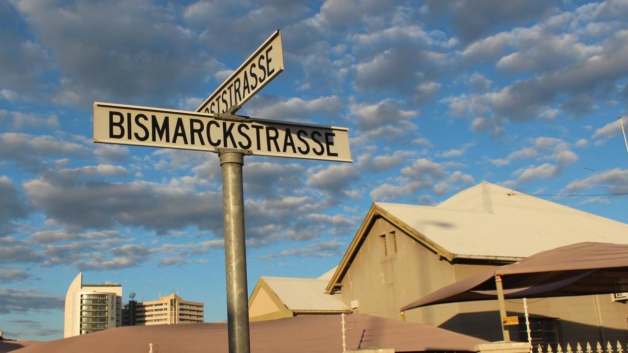 Kreuzung mit den Straßenschildern "Bismarckstrasse" und "Poststraße" in Windhoek Kreuzung mit den Straßenschildern "Bismarckstrasse" und "Poststraße" in Windhoek