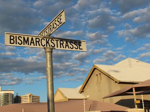 Kreuzung mit den Straßenschildern "Bismarckstrasse" und "Poststraße" in Windhoek