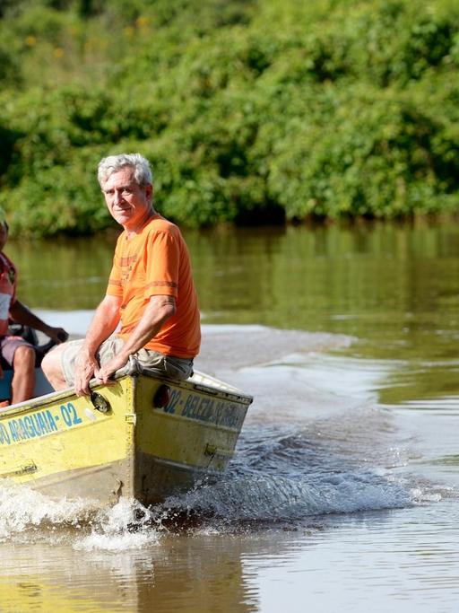 Bruder Xavier Plassat, Koordinator der Nationalen Kampagne gegen Sklavenarbeit der CPT, auf dem Fluss Rio Araguaia