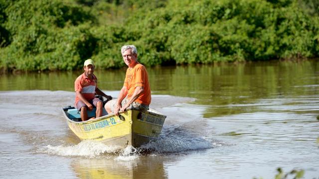 Bruder Xavier Plassat, Koordinator der Nationalen Kampagne gegen Sklavenarbeit der CPT, auf dem Fluss Rio Araguaia