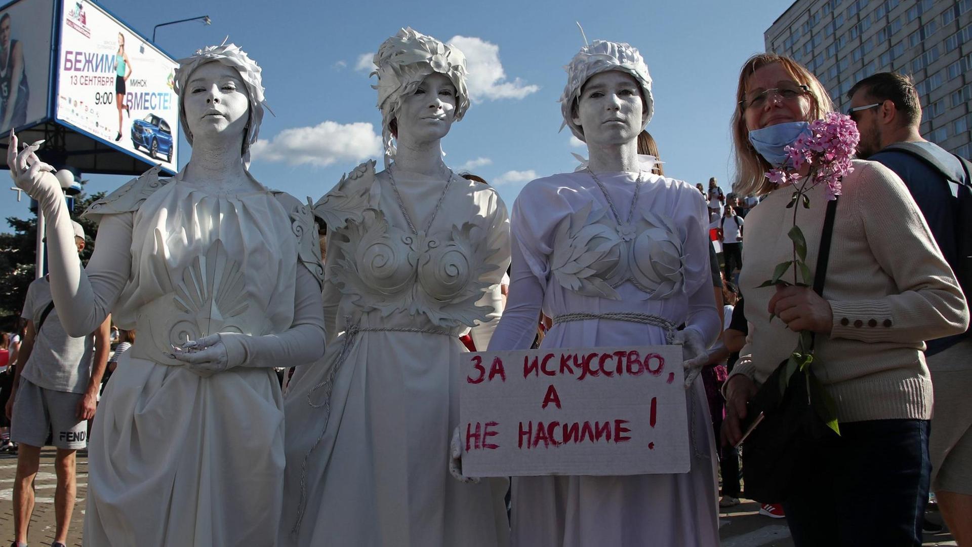 Drei Performancekünstlerinnen posieren mit einer protestierenden Bürgerin in Minsk. Sie demonstrieren friedlich gegen den belarusischen Präsidenten Lukaschenko. Valery Sharifulin/TASS PUBLICATIONxINxGERxAUTxONLY TS0E3700 Drei Performancekünstlerinnen posieren mit einer protestierenden Bürgerin in Minsk. Sie demonstrieren friedlich gegen den belarusischen Präsidenten Lukaschenko. Valery Sharifulin/TASS PUBLICATIONxINxGERxAUTxONLY TS0E3700