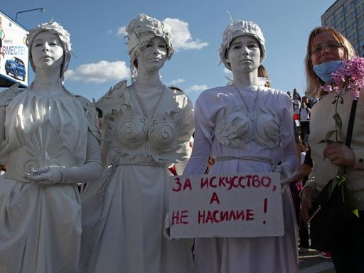 Drei Performancekünstlerinnen posieren mit einer protestierenden Bürgerin in Minsk. Sie demonstrieren friedlich gegen den belarusischen Präsidenten Lukaschenko. Valery Sharifulin/TASS PUBLICATIONxINxGERxAUTxONLY TS0E3700