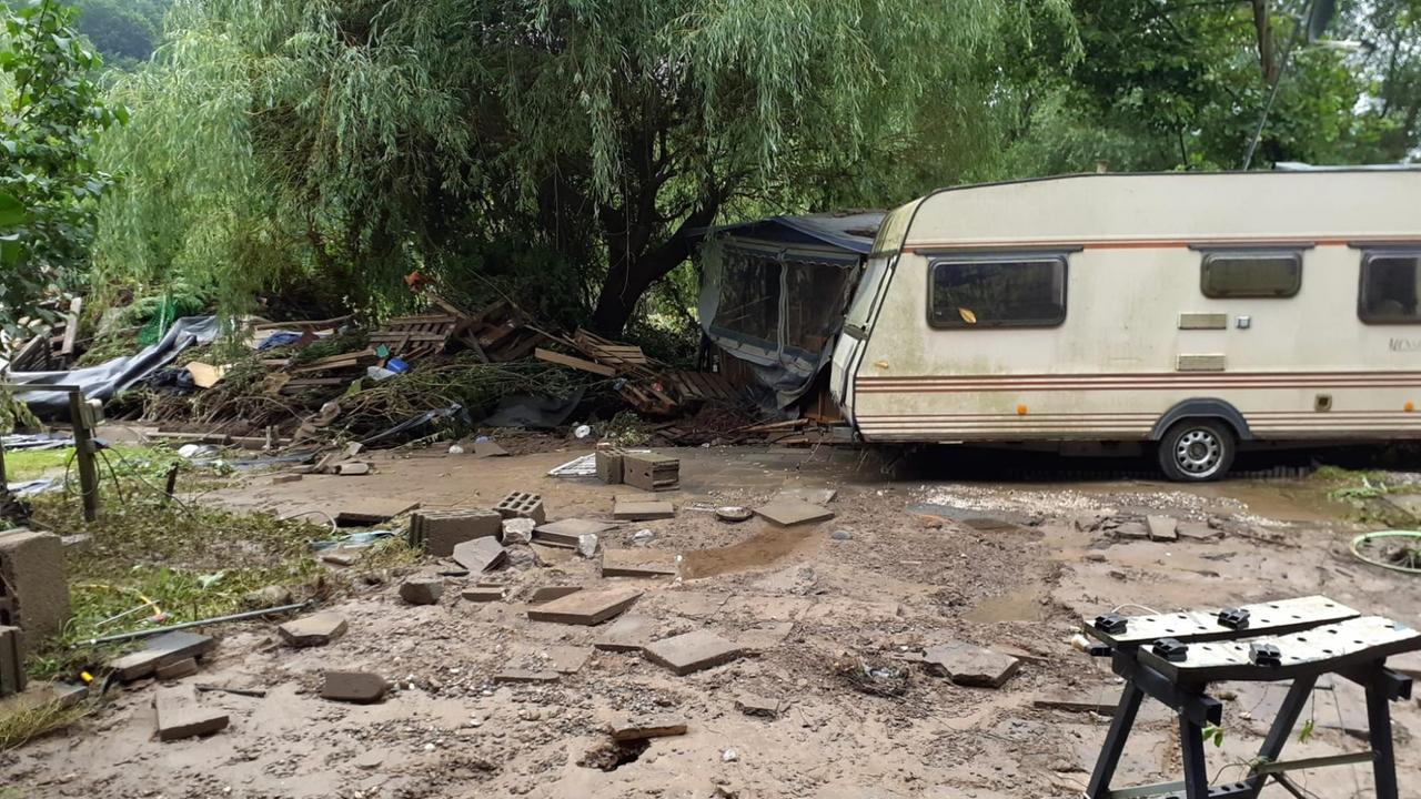 Nach einem Hochwasser Verwüstungen auf einem Zeltplatz. Nach einem Hochwasser Verwüstungen auf einem Zeltplatz.