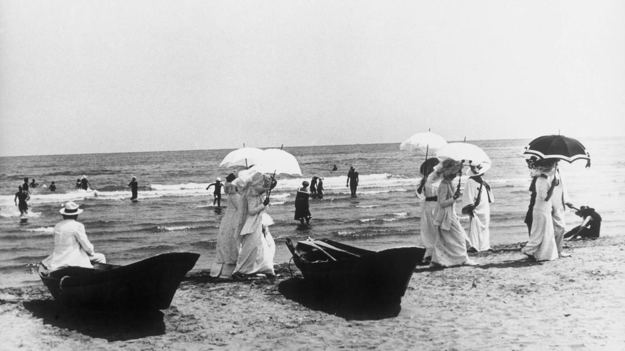 Nostalgische Strandszene in der filmischen Thomas-Mann-Adaption "Tod in Venedig" von Luchino Visconti aus dem Jahr 1971 Nostalgische Strandszene in der filmischen Thomas-Mann-Adaption "Tod in Venedig" von Luchino Visconti aus dem Jahr 1971