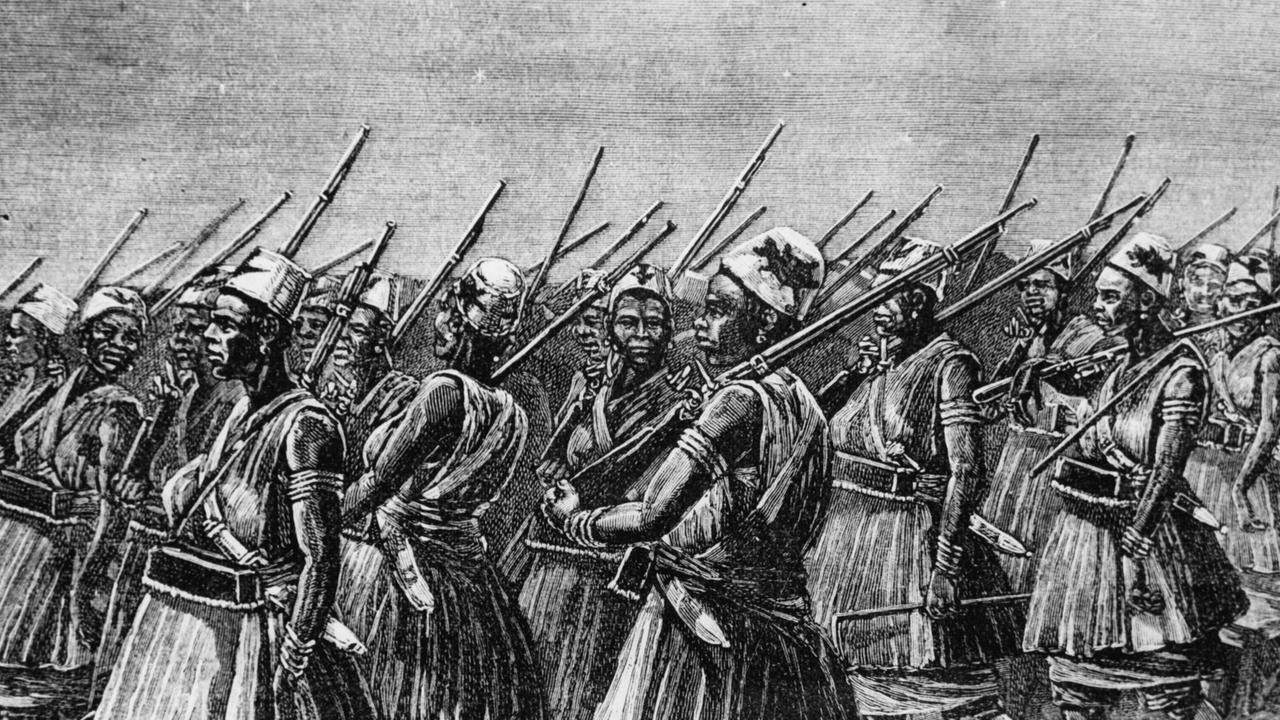 Holzstich aus dem 19. Jahrhundert: Afrikanische Kriegerinnen überqueren einen Bach.