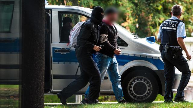 Mutmaßliche Rechtsterroristen, die in Bayern und Sachsen festgenommen wurden, erreichen den Bundesgerichtshof und werden von Polizisten abgeführt.
