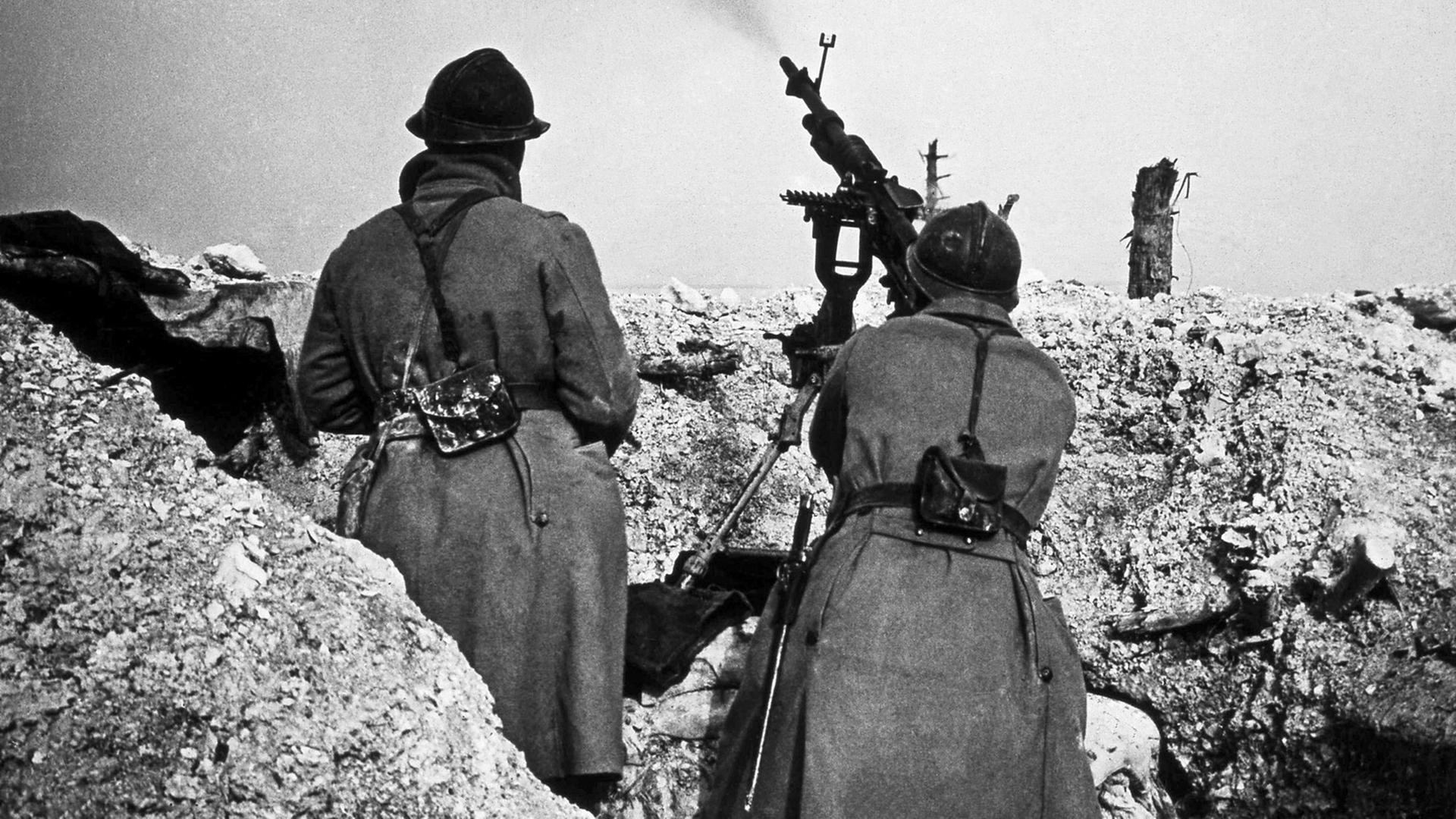 Soldaten der französischen Armee während des Ersten Weltkriegs in einem Schützengraben. Soldaten der französischen Armee während des Ersten Weltkriegs in einem Schützengraben.