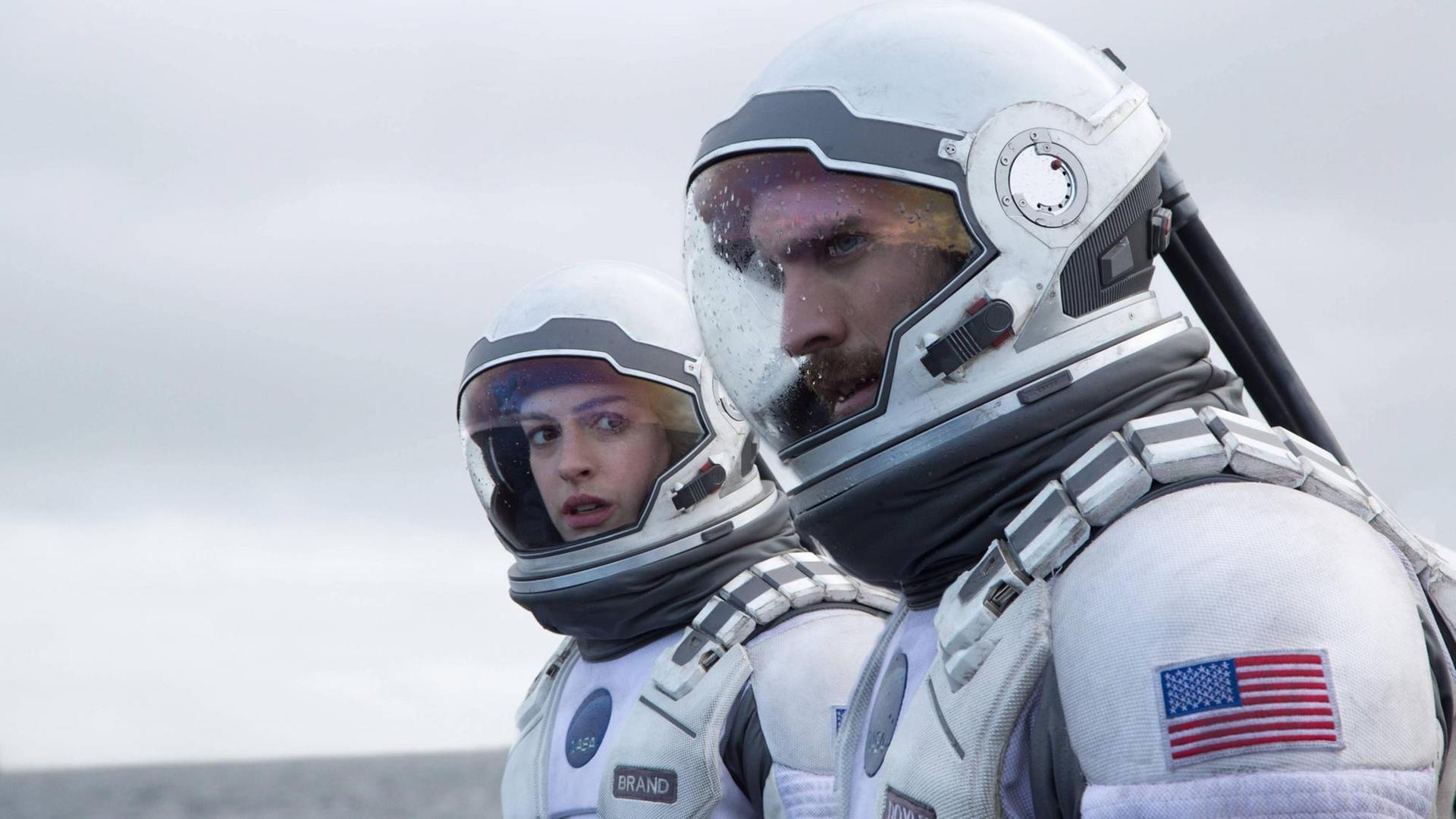 Anne Hathaway und Wes Bently in 'INTERSTELLAR', beide tragen Raumfahrtausrüstung. Anne Hathaway und Wes Bently in 'INTERSTELLAR', beide tragen Raumfahrtausrüstung.