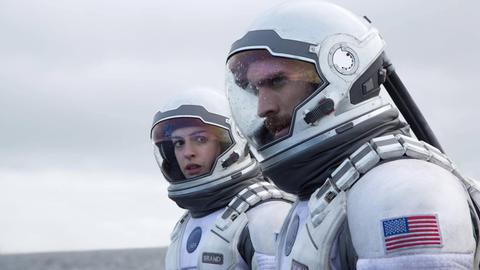 Anne Hathaway und Wes Bently in 'INTERSTELLAR', beide tragen Raumfahrtausrüstung.