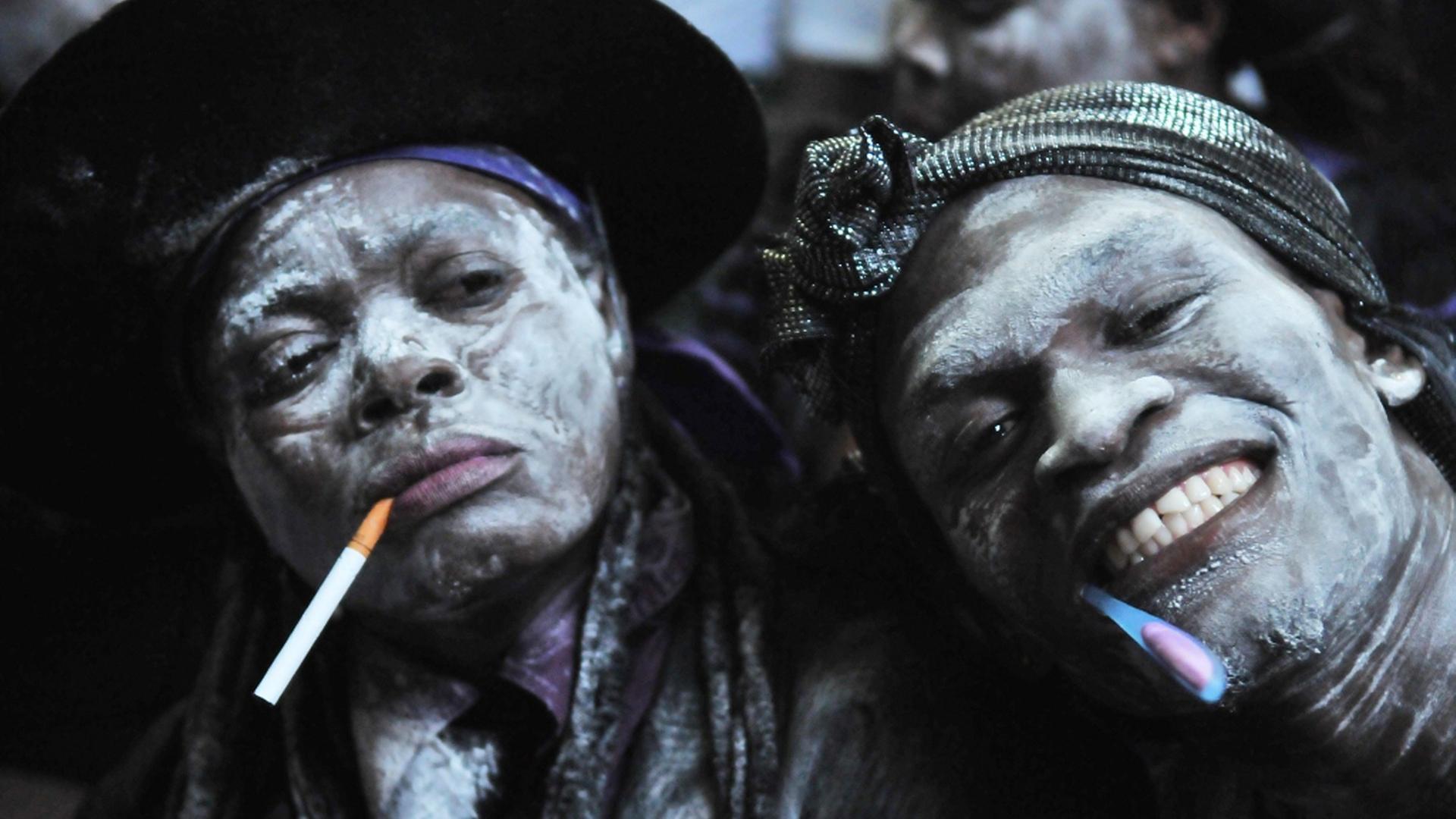 Zwei Haitianer haben sich das Gesicht weiß gepudert, um so das traditionelle Totenfest zu feiern. Zwei Haitianer haben sich das Gesicht weiß gepudert, um so das traditionelle Totenfest zu feiern.