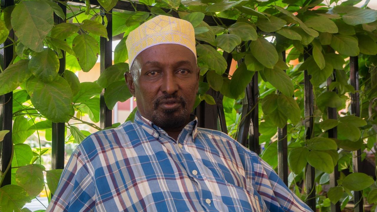 Seit der Zaun nahe Mandera gebaut wurde, fühlt sich Hassan Aden wie in einem Gefängnis. Seit der Zaun nahe Mandera gebaut wurde, fühlt sich Hassan Aden wie in einem Gefängnis.