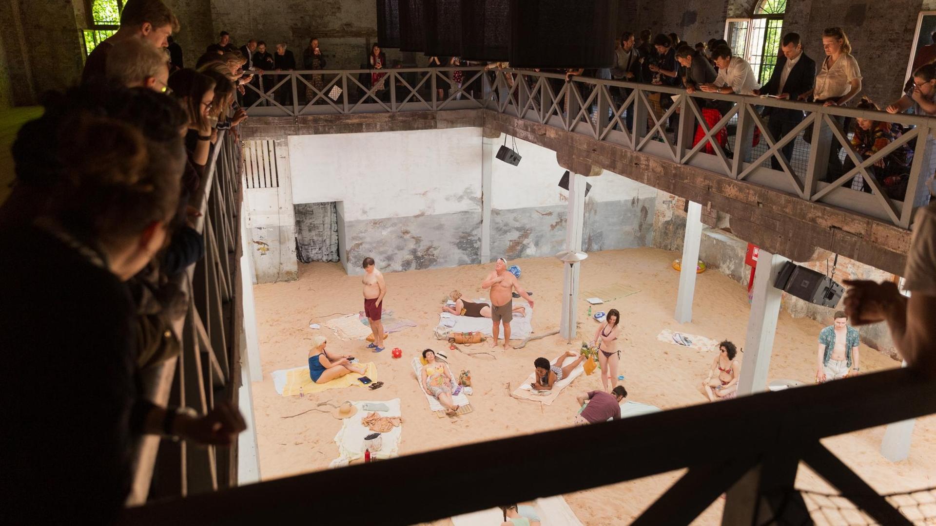 Blick von oben auf den künstlichen Strand, der die Kulisse für die Opern-Performance "Sun & Sea (Marina)" bildet. Blick von oben auf den künstlichen Strand, der die Kulisse für die Opern-Performance "Sun & Sea (Marina)" bildet.