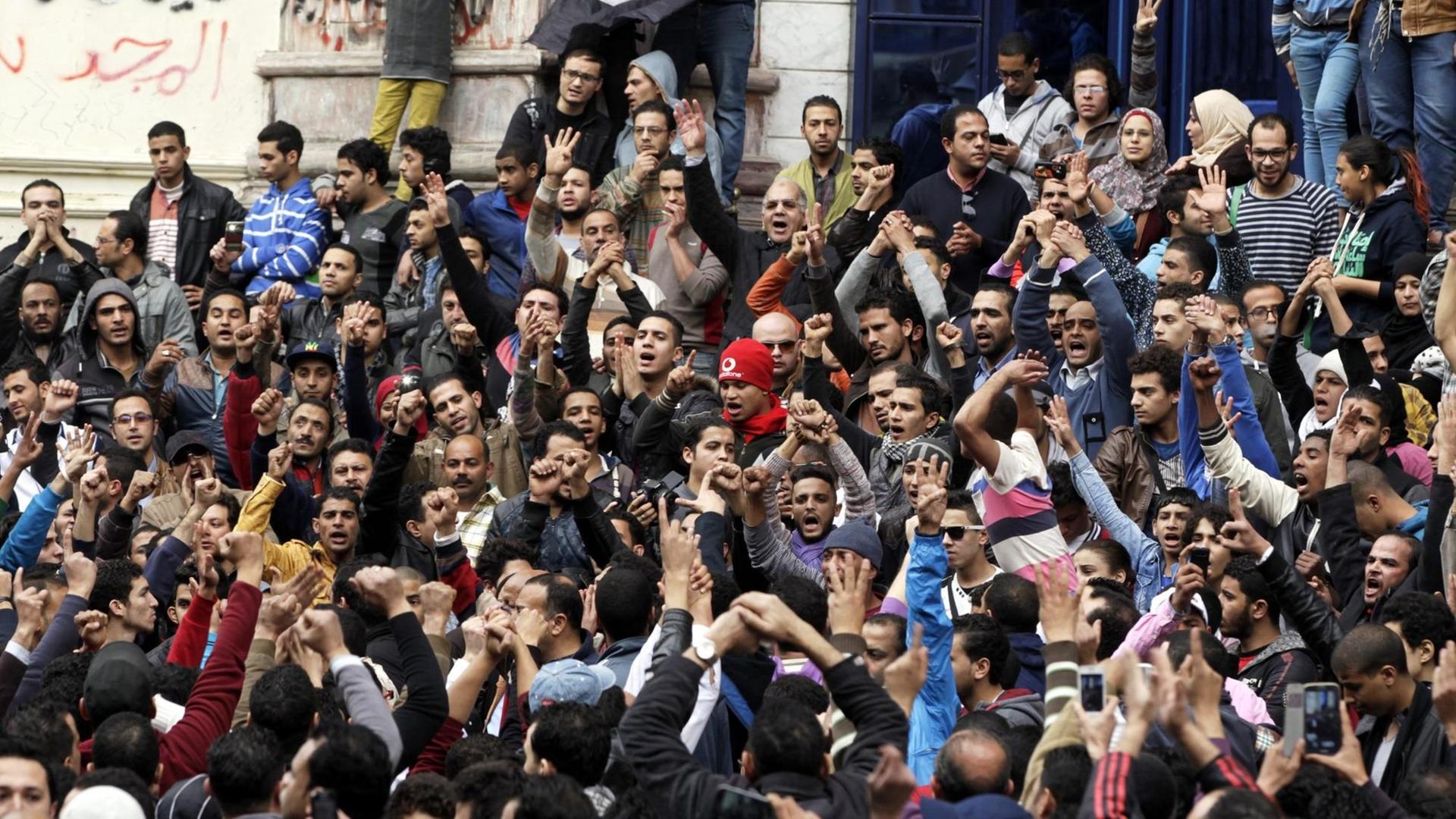 Regierungsgegner protestieren 2015 in Kairo