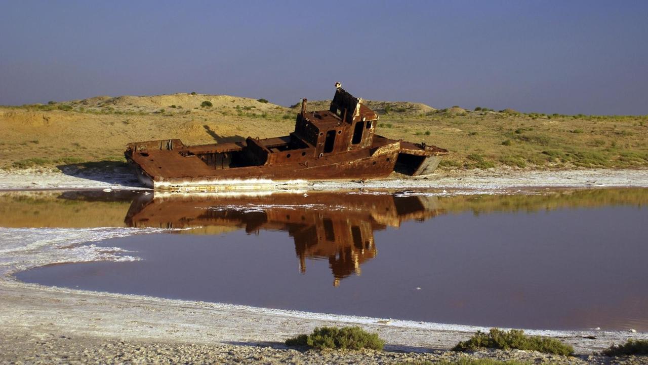 Rostendes Schiff in einem bereits ausgetrockneten Abschnitt des Aral-Sees, Aralsk, Kasachstan, Zentralasien, Asien