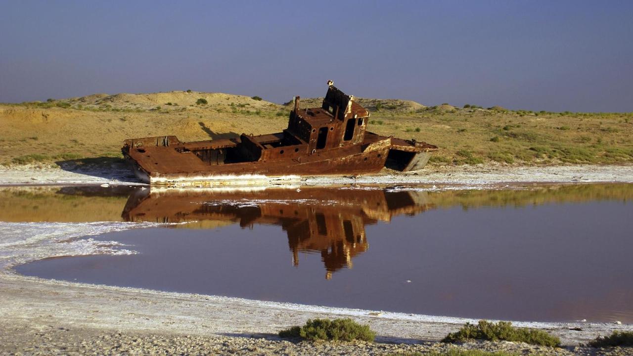Rostendes Schiff in einem bereits ausgetrockneten Abschnitt des Aral-Sees, Aralsk, Kasachstan, Zentralasien, Asien Rostendes Schiff in einem bereits ausgetrockneten Abschnitt des Aral-Sees, Aralsk, Kasachstan, Zentralasien, Asien
