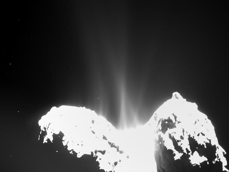 Fontänen aus Gas und Material sind im Gegenlicht zu sehen, wie sie den Kometen Tschurjumow-Gerasimenko verlassen.