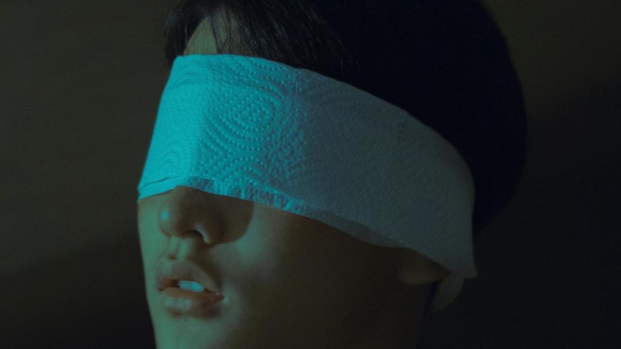 Mann mit Papier vor den Augen Mann mit Papier vor den Augen