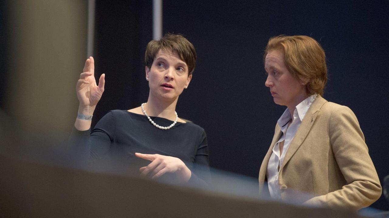 Die AfD-Vorsitzende Frauke Petry (l.) mit ihrer Stellvertreterin Beatrix von Storch auf dem Bundesparteitag in Stuttgart Die AfD-Vorsitzende Frauke Petry (l.) mit ihrer Stellvertreterin Beatrix von Storch auf dem Bundesparteitag in Stuttgart