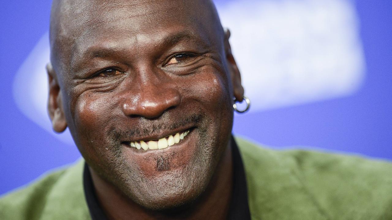 Der ehemalige Basketballspieler Michael Jordan im Januar 2020 in Paris. Ein Mann freut sich. Der ehemalige Basketballspieler Michael Jordan im Januar 2020 in Paris. Ein Mann freut sich.