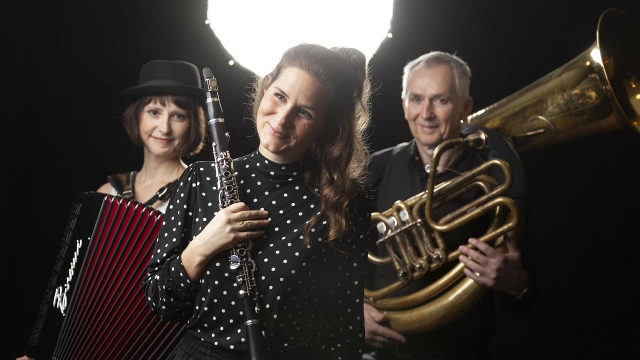 Die Band Trio Picon mit ihren drei Mitgliedern und ihren Instrumenten.
