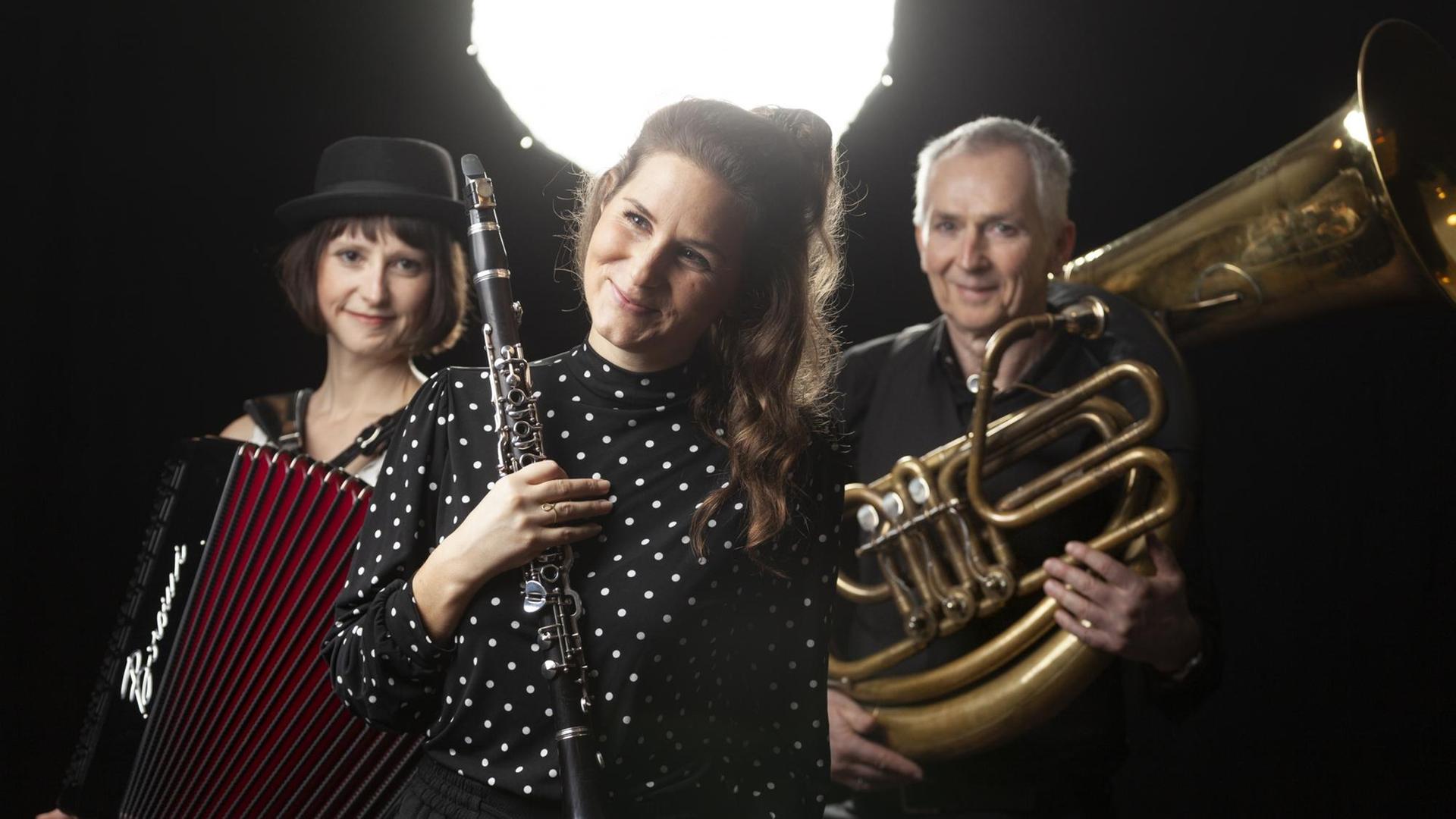 Die Band Trio Picon mit ihren drei Mitgliedern und ihren Instrumenten. Die Band Trio Picon mit ihren drei Mitgliedern und ihren Instrumenten.